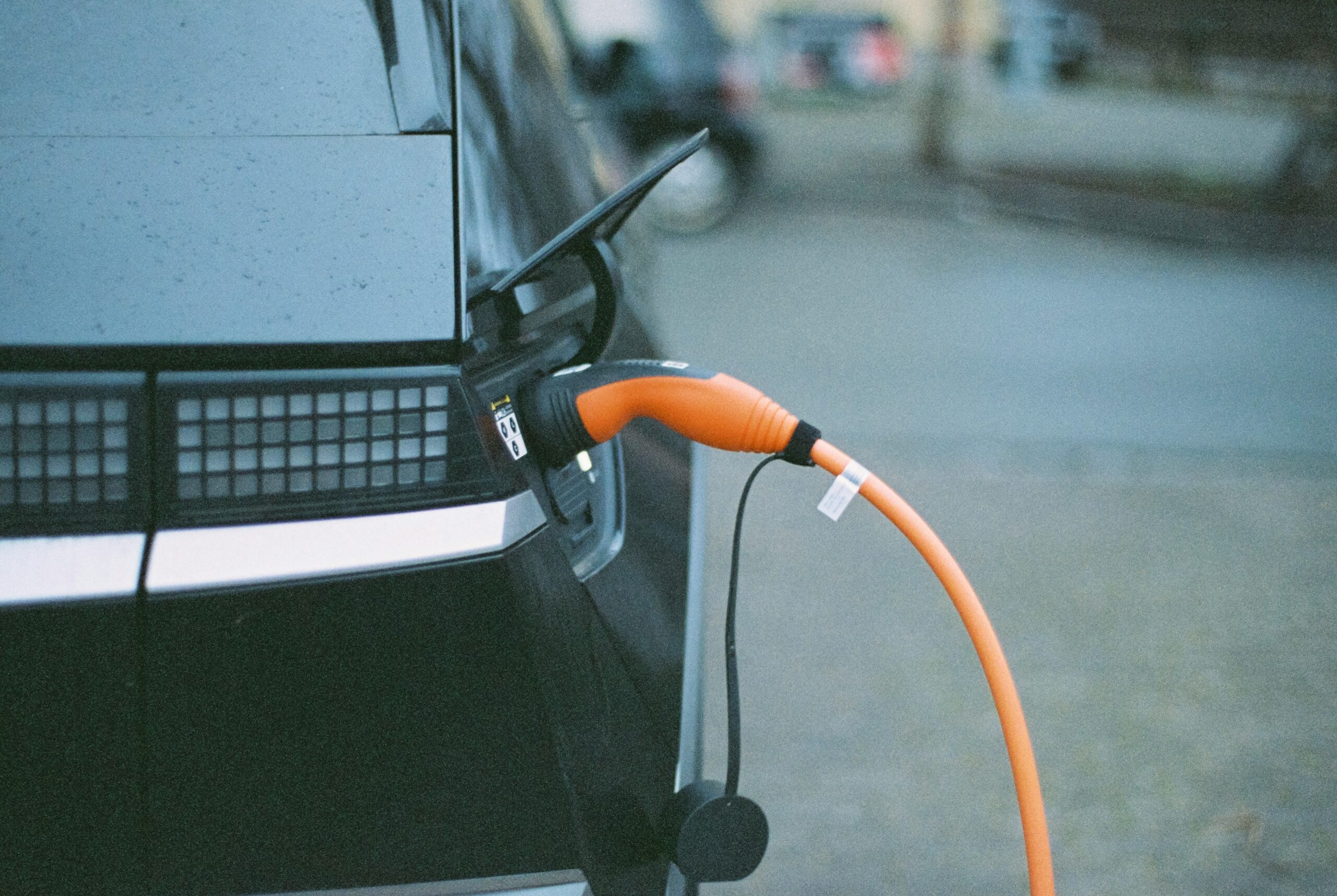 Revolutionizing Retail: Affordable EV Charging Stations Enhance Business Potential